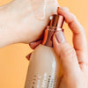 Sérum facial com 10% de vitamina C estável e ácido hialurónico, em frasco opaco