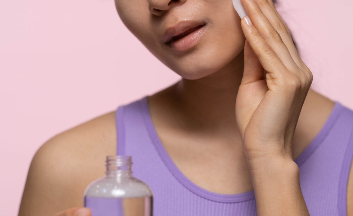 Mulher a aplicar tónico facial com algodão. Fotografia: Ron Lach / Pexels.