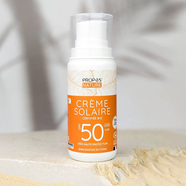 Embalagem do protetor solar SPF50 com karanja e algas