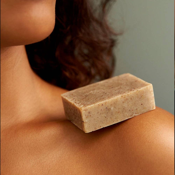 Sabonete Esfoliante de Moringa Biológico apoiado no ombro