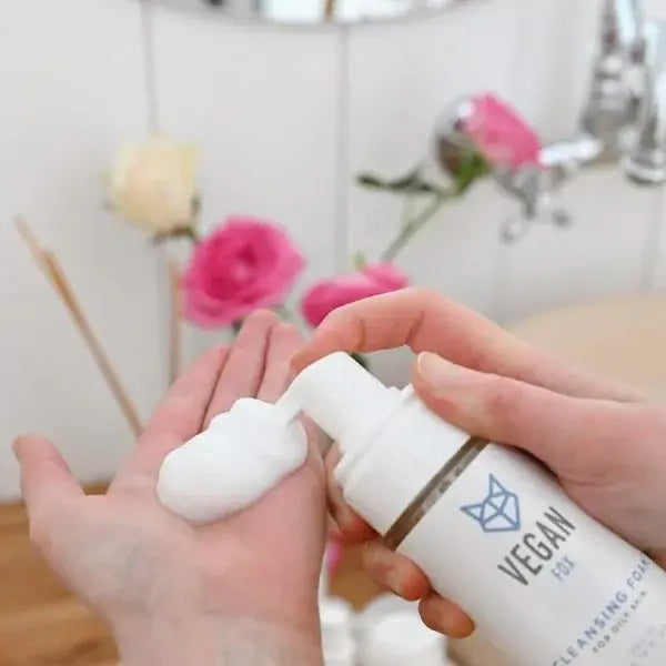 Textura da espuma de limpeza facial com calêndula