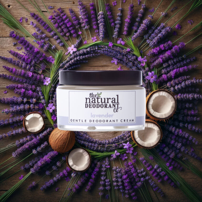 Creme Desodorizante Gentle Lavanda rodeado por lavanda e coco