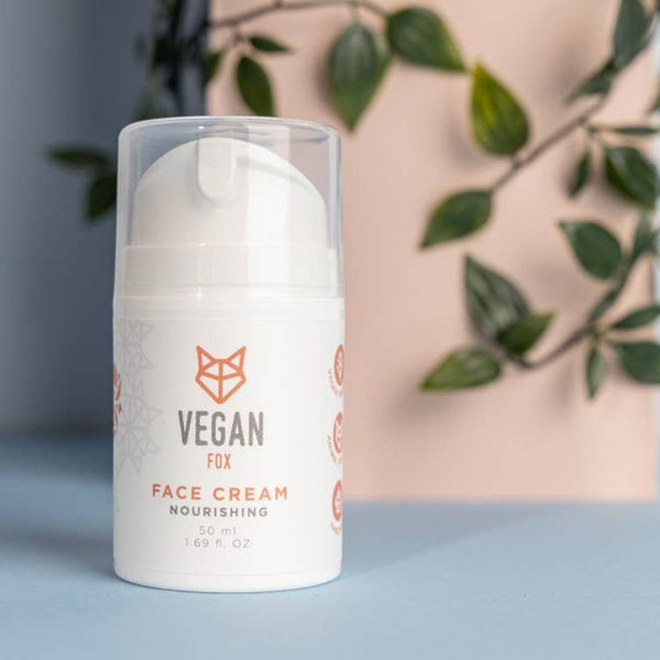 Creme facial nutritivo para pele seca em frasco com bomba