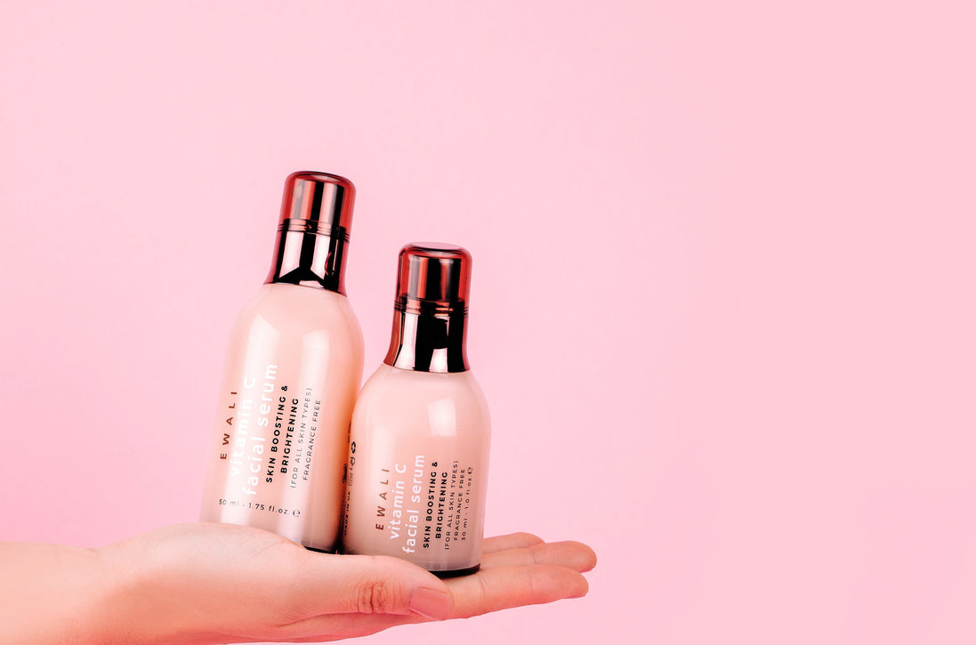 Aplicação do sérum facial de Vitamina C Nõma